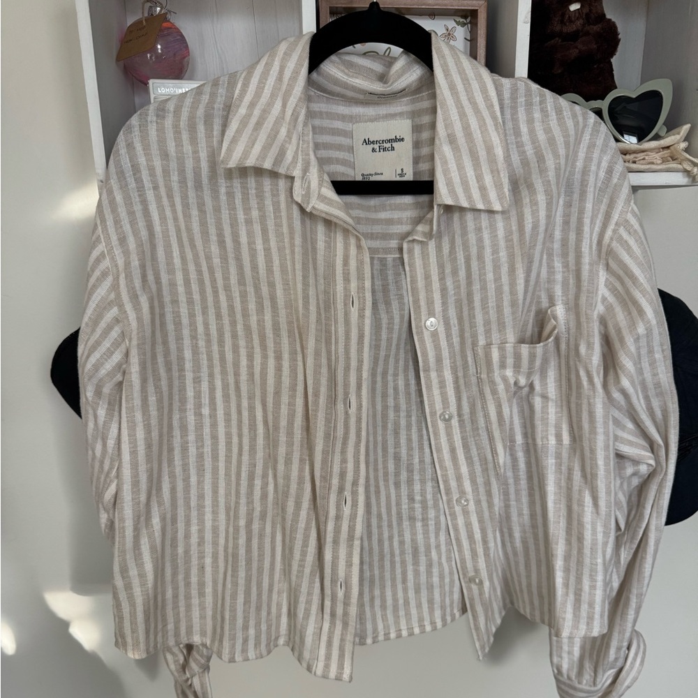 Like new Abercrombie linen cropped button up
